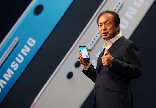 1일(현지시간) 스페인 바르셀로나 컨벤션센터(CCIB)에서 열린 '삼성 갤럭시 언팩 2015'에서 신종균 삼성전자 IM부문 대표가 '갤럭시S6'와 '갤럭시 S6 엣지'를 공개하고 있다.